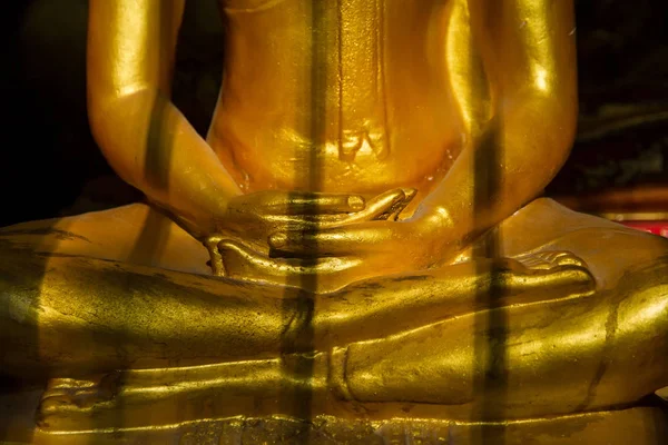 Closeup Buddha socha zlacené v opatření. — Stock fotografie