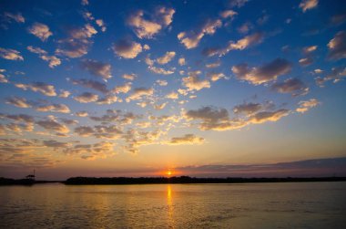 Muhteşem manzara, göl üzerinde çok renkli gökyüzü. görkemli sunr