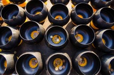 Budizm inancı kasenin içine bozuk para ekleme.