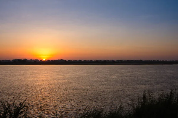 Gündoğumu sabah Mekong Nehri'nin manzarası — Stok fotoğraf