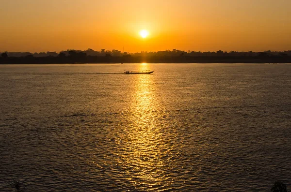 Krásný výhled na řeky Mekong na ranní východ slunce — Stock fotografie