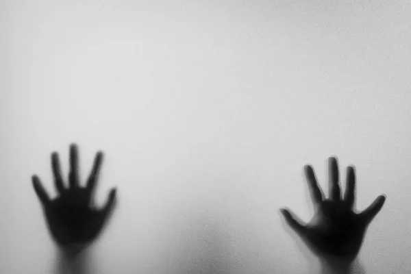 Sombra desfocar as mãos do homem por trás do vidro fosco. — Fotografia de Stock
