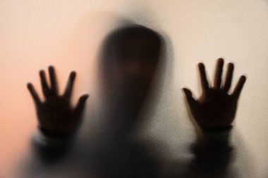 Gölge bulanıklık korku adamın kukuleta ile ceketli. Eller camına