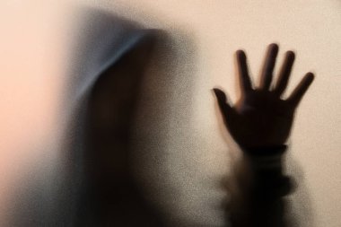 Gölge bulanıklık korku adamın kukuleta ile ceketli. Bir g eller