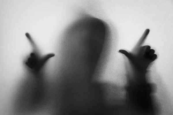 Θόλωσης σκιάς του ανθρώπου τρόμου σε μπουφάν με κουκούλα. Στα χέρια το ποτήρι — Φωτογραφία Αρχείου