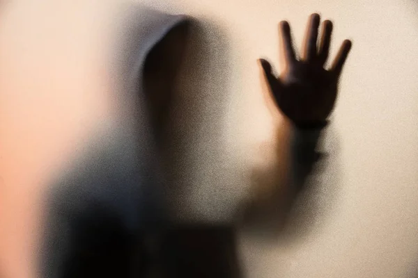 Shadow blur of horror man in jacket with hood.One hands on the g — Stock Photo, Image