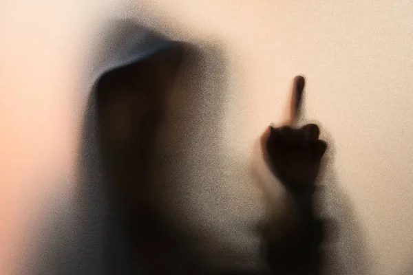 Θόλωσης σκιάς του ανθρώπου τρόμου σε μπουφάν με κουκούλα. Μεσαίο δάχτυλο η συ — Φωτογραφία Αρχείου