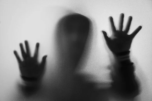 Θόλωσης σκιάς του ανθρώπου τρόμου σε μπουφάν με κουκούλα. Στα χέρια το ποτήρι — Φωτογραφία Αρχείου