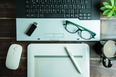Office in grafik tasarım ile kalem fare yastık lapto Üstten Görünüm