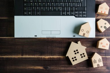 En iyi dizüstü bilgisayar ve ahşap ev oyuncak üzerinde başı işleri görünümünü woo