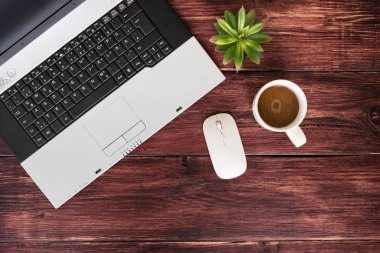 Laptop kablosuz fare ve kahve c başı işleri Üstten Görünüm