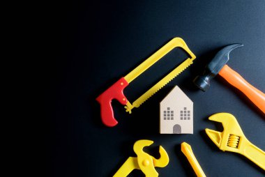 Kağıt ev oyuncak ve inşaat araçları oyuncak siyah arka plan w üzerinde