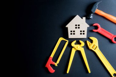 Ahşap ev oyuncak ve inşaat araçları oyuncak siyah arka plan üzerine 