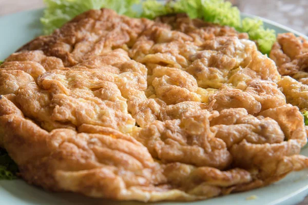 Thaise Gebakken omelet met varkensvlees op houten tafel. — Stockfoto