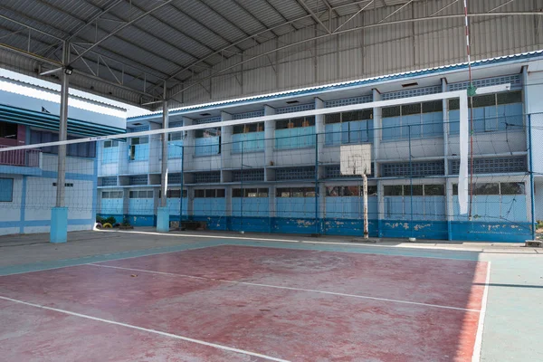 Volleyboll domstolen skola gym inomhus. — Stockfoto
