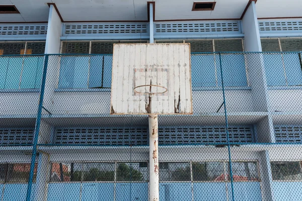 Den gamla basketkorg i skolan. — Stockfoto