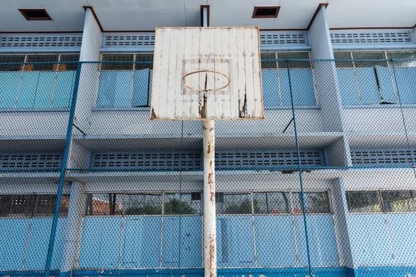 Den gamla basketkorg i skolan. — Stockfoto