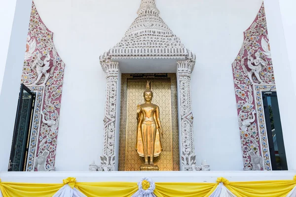 Ayutthaya, Thajsko - 11 března 2017: Stojící golden buddha s — Stock fotografie