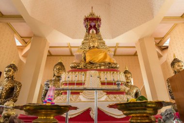 Ayutthaya, Tayland - 11 Şubat 2017: Altın buddha heykeli 