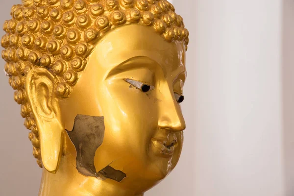 Ayutthaya, Thailand - 11. März 2017: Goldene Buddha-Statue in — Stockfoto