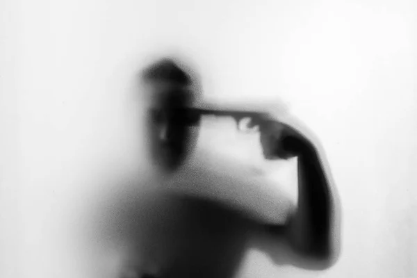 Σκιά του τρόμου άνθρωπος δολοφόνος με ένα πυροβόλο όπλο στο χέρι του. Επικίνδυνος άνθρωπος — Φωτογραφία Αρχείου