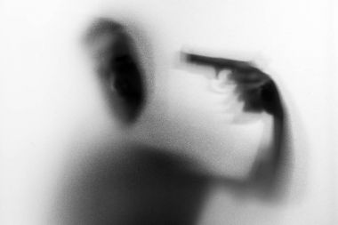 Gölge korku adam katilin elinde bir tabanca ile. Tehlikeli adam