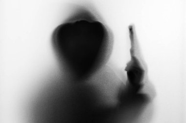 Gölge bulanıklık ceket korku insanın elinde hood tabanca ile. Da