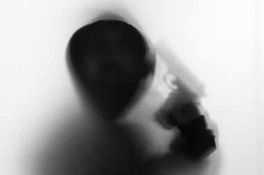 Gölge bulanıklık ceket korku insanın elinde hood tabanca ile. Da