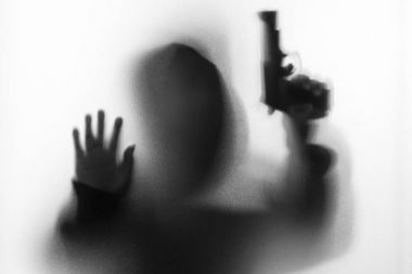 Gölge bulanıklık ceket korku insanın elinde hood tabanca ile. Da