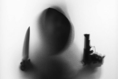 Gölge görüntü korku adamın ceketi giyen hood bıçak ve silah h ile