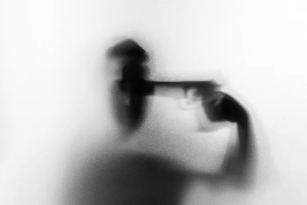 Sombra del asesino del hombre del horror con un arma en su mano.Hombre peligroso — Foto de Stock
