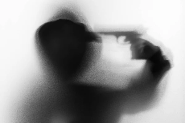 Θόλωσης σκιάς του ανθρώπου τρόμου στο σακάκι με κουκούλα όπλο στο χέρι του. DA — Φωτογραφία Αρχείου