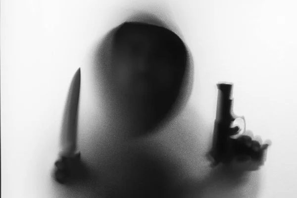 Sombra desenfoque de horror hombre en chaqueta con cuchillo de capucha y pistola en h — Foto de Stock