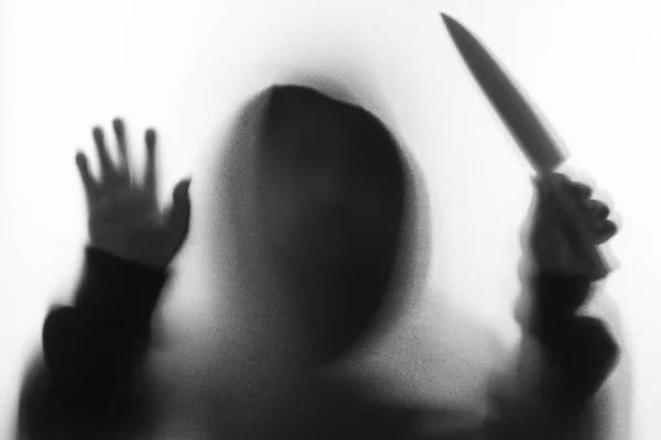 Θόλωσης σκιάς του ανθρώπου τρόμου στο σακάκι με κουκούλα μαχαίρι στο χέρι του. — Φωτογραφία Αρχείου