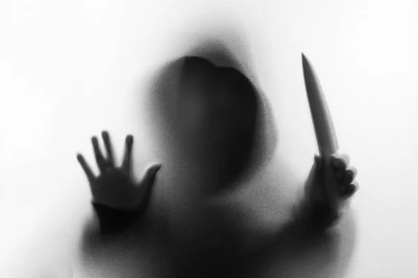 Sombra desenfoque de horror hombre en chaqueta con cuchillo de capucha en la mano . — Foto de Stock