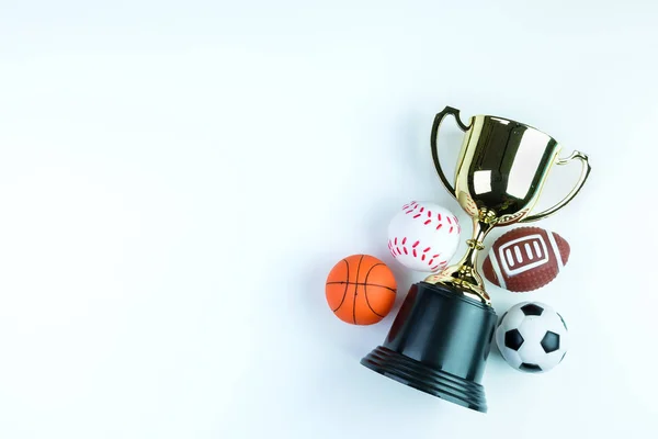 Trofeo de oro, juguete de fútbol, juguete de béisbol, juguete de baloncesto y Ru — Foto de Stock