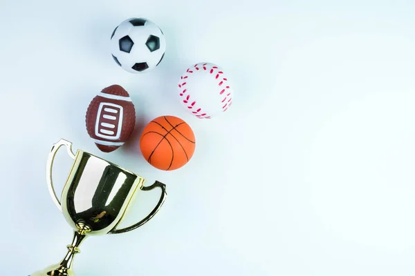 Trofeo de oro, juguete de fútbol, juguete de béisbol, juguete de baloncesto y Ru — Foto de Stock