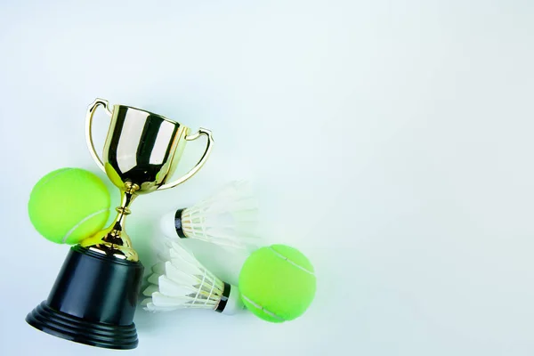 Goldene Trophäe, Federball und Tennisball isoliert auf weißem Bac — Stockfoto