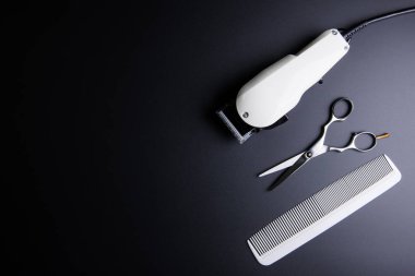 Şık profesyonel kuaför makası, beyaz tarak ve beyaz Elekt