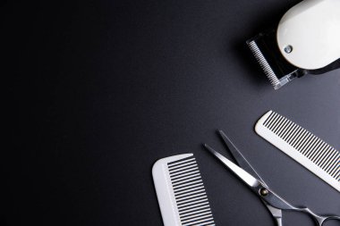 Şık profesyonel kuaför makası, beyaz tarak ve beyaz Elekt