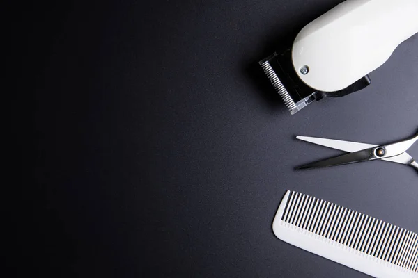 Stilvolle professionelle Friseurschere, weißer Kamm und weiße elect — Stockfoto