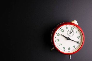 Siyah arka plan üzerinde zaman kavramı, Rush izole kırmızı çalar saat