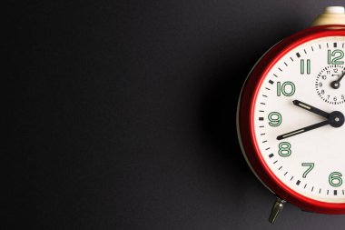 Siyah arka plan üzerinde zaman kavramı, Rush izole kırmızı çalar saat