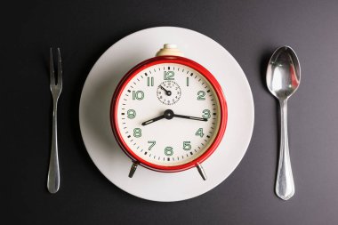 Kırmızı siyah backg izole Çalarsaat izole bir beyaz tabak