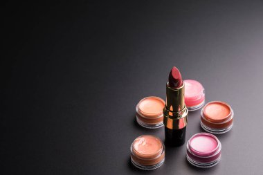 Siyah arka plan üzerinde kozmetik kavramı, Ma izole kırmızı ruj