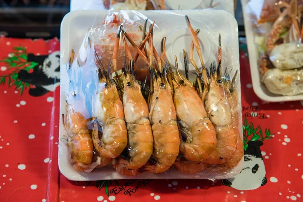 ラップされた焼き海老の f で発泡食品トレーのシーフード炒め — ストック写真