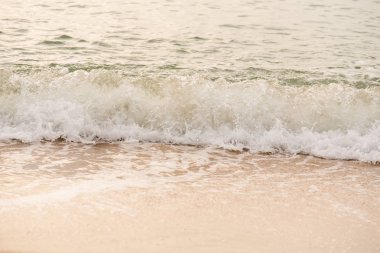 Okyanus dalgaları yorgun sabah sahilde