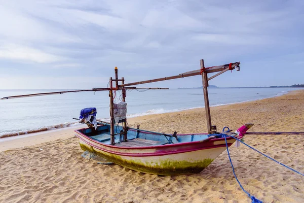 Barcos de pesca en la playa sobre el cielo nublado en Prachuap Khiri Kha — Foto de Stock