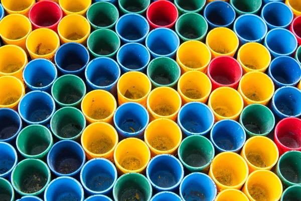 Vista superior de colores primarios de tazas de color de mezcla para la pintura del artista — Foto de Stock
