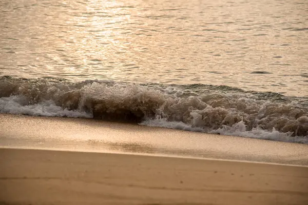Κύματα του ωκεανού εξαντλημένη στην παραλία το πρωί — Φωτογραφία Αρχείου